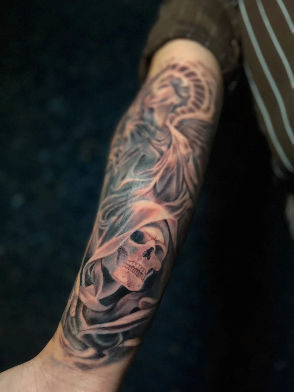 Tattoo station tarafından yapılan dövme: kol boyunca siyah ve gri kompozisyon